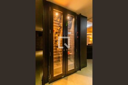 Casa de condomínio à venda com 364m², 4 quartos e 2 vagas Casa de condomínio à venda com 364m², 4 quartos e 2 vagasAdega