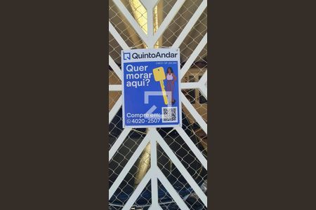 Casa à venda com 200m², 2 quartos e 2 vagas Casa à venda com 200m², 2 quartos e 2 vagasFachada do imóvel com placa QuintoAndar