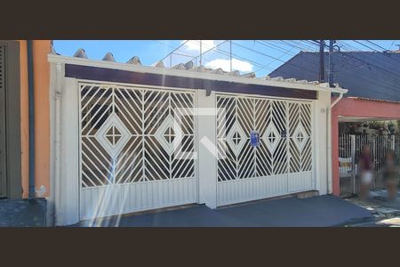 Casa à venda com 200m², 2 quartos e 2 vagas Casa à venda com 200m², 2 quartos e 2 vagasFachada do imóvel com placa QuintoAndar