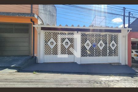 Casa à venda com 200m², 2 quartos e 2 vagas Casa à venda com 200m², 2 quartos e 2 vagasFachada do imóvel com placa QuintoAndar