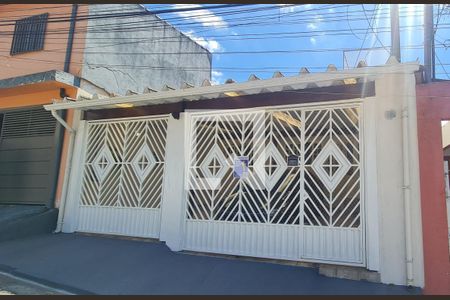 Casa à venda com 200m², 2 quartos e 2 vagas Casa à venda com 200m², 2 quartos e 2 vagasFachada do imóvel com placa QuintoAndar