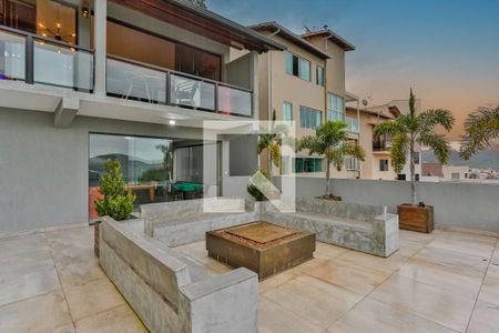 Casa à venda com 450m², 4 quartos e 4 vagas Casa à venda com 450m², 4 quartos e 4 vagasVaranda