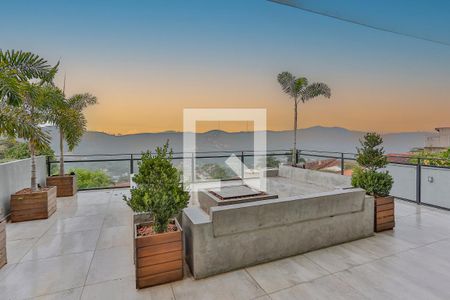 Casa à venda com 450m², 4 quartos e 4 vagas Casa à venda com 450m², 4 quartos e 4 vagasVaranda