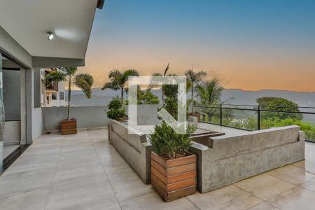 Casa à venda com 450m², 4 quartos e 4 vagas Casa à venda com 450m², 4 quartos e 4 vagasVaranda