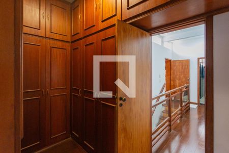 Casa à venda com 450m², 4 quartos e 4 vagas Casa à venda com 450m², 4 quartos e 4 vagasCloset da suíte