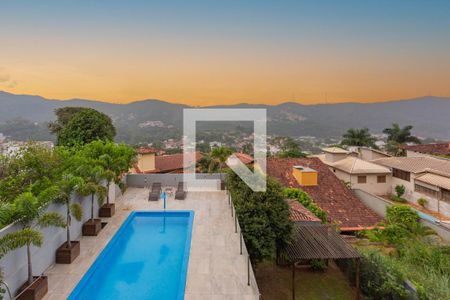 Casa à venda com 450m², 4 quartos e 4 vagas Casa à venda com 450m², 4 quartos e 4 vagasPiscina