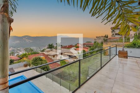 Casa à venda com 450m², 4 quartos e 4 vagas Casa à venda com 450m², 4 quartos e 4 vagasVaranda