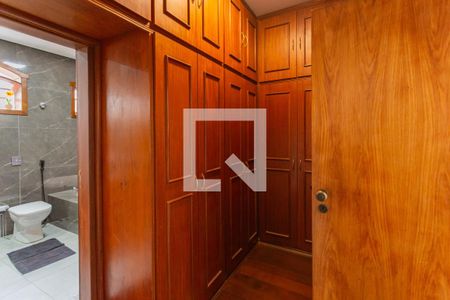 Casa à venda com 450m², 4 quartos e 4 vagas Casa à venda com 450m², 4 quartos e 4 vagasCloset da suíte