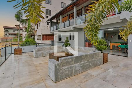 Casa à venda com 450m², 4 quartos e 4 vagas Casa à venda com 450m², 4 quartos e 4 vagasVaranda