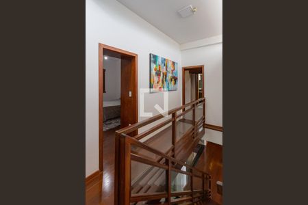 Casa à venda com 450m², 4 quartos e 4 vagas Casa à venda com 450m², 4 quartos e 4 vagasCorredor