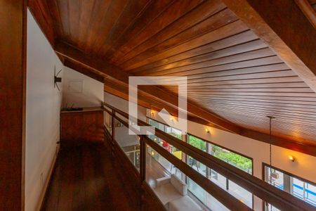 Casa à venda com 450m², 4 quartos e 4 vagas Casa à venda com 450m², 4 quartos e 4 vagasVaranda