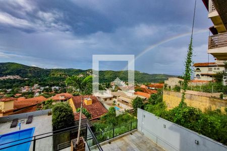 Casa à venda com 450m², 4 quartos e 4 vagas Casa à venda com 450m², 4 quartos e 4 vagasVista