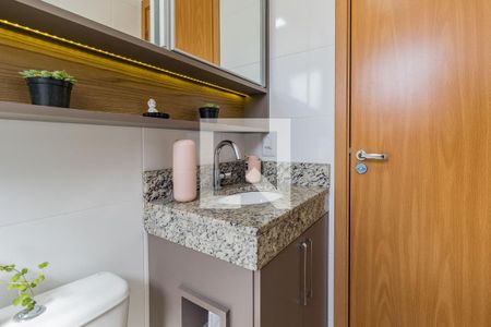 Banheiro de apartamento à venda com 2 quartos, 50m² em São Sebastião, Porto Alegre