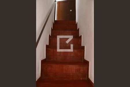 Escada para o quarto de cima de casa para alugar com 2 quartos, 50m² em Jardim Paquetá (zona Norte), São Paulo
