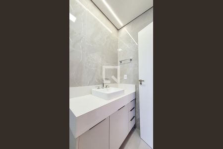 Banheiro da Suíte 1 de casa de condomínio para alugar com 4 quartos, 339m² em Residencial Parque dos Alecrins, Campinas