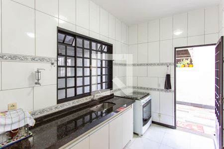 Cozinha de casa à venda com 3 quartos, 230m² em Piratininga, Belo Horizonte
