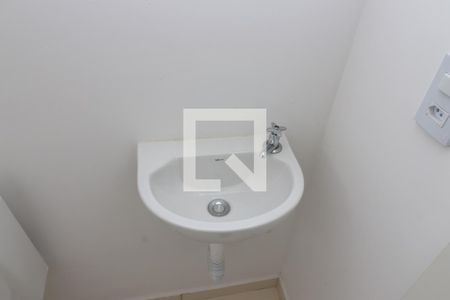 Banheiro de kitnet/studio para alugar com 0 quarto, 40m² em Vila Granada, São Paulo
