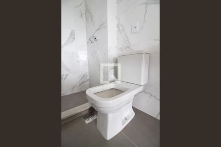 Banheiro de kitnet/studio à venda com 1 quarto, 28m² em Petrópolis, Porto Alegre