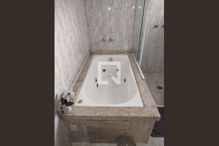 Casa à venda com 360m², 4 quartos e 4 vagas Casa à venda com 360m², 4 quartos e 4 vagasBanheiro da Suíte 1