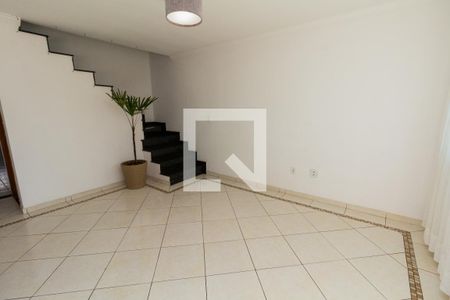 Sala de casa à venda com 3 quartos, 150m² em Vila Nhocuné, São Paulo