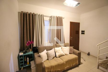 Sala de casa de condomínio para alugar com 2 quartos, 61m² em Itaquera, São Paulo