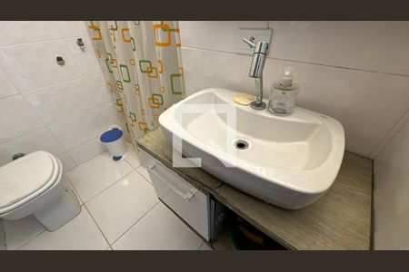 Banheiro de kitnet/studio para alugar com 1 quarto, 28m² em Centro, Curitiba