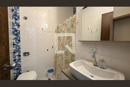Banheiro de kitnet/studio para alugar com 1 quarto, 28m² em Centro, Curitiba