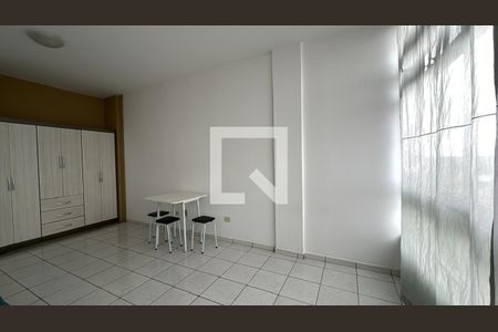 Sala/ Quarto de kitnet/studio para alugar com 1 quarto, 28m² em Centro, Curitiba