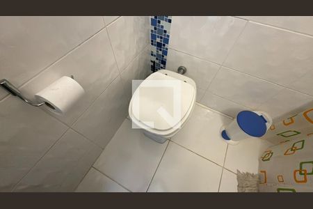 Banheiro de kitnet/studio para alugar com 1 quarto, 28m² em Centro, Curitiba