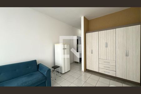 Sala/ Quarto de kitnet/studio para alugar com 1 quarto, 28m² em Centro, Curitiba
