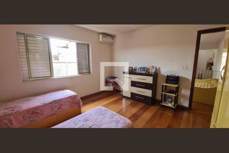 Casa à venda com 200m², 3 quartos e 2 vagas Casa à venda com 200m², 3 quartos e 2 vagasQuarto