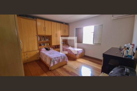 Casa à venda com 200m², 3 quartos e 2 vagas Casa à venda com 200m², 3 quartos e 2 vagasQuarto