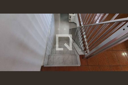 Casa à venda com 200m², 3 quartos e 2 vagas Casa à venda com 200m², 3 quartos e 2 vagasEscadas