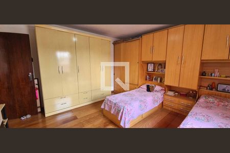 Casa à venda com 200m², 3 quartos e 2 vagas Casa à venda com 200m², 3 quartos e 2 vagasQuarto