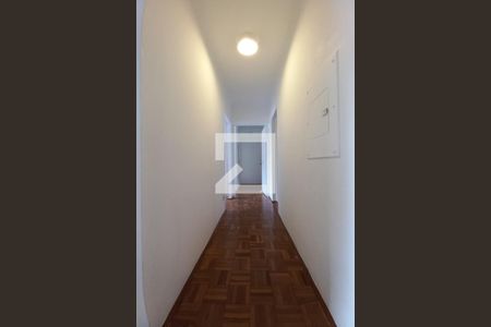 Corredor de apartamento à venda com 4 quartos, 117m² em Cambuí, Campinas
