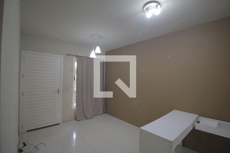 Sala de casa de condomínio à venda com 2 quartos, 42m² em Olaria, Canoas