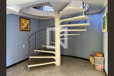 Escada de casa para alugar com 7 quartos, 609m² em Parque dos Principes, São Paulo