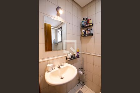 Banheiro de apartamento à venda com 1 quarto, 41m² em Passo da Areia, Porto Alegre