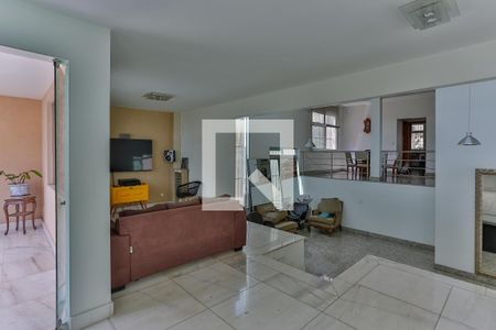 Sala de casa à venda com 5 quartos, 400m² em Santa Tereza, Belo Horizonte