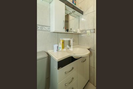 Banheiro de apartamento à venda com 1 quarto, 54m² em Jardim Itu, Porto Alegre