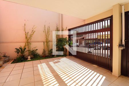 Casa à venda com 250m², 4 quartos e 4 vagas Casa à venda com 250m², 4 quartos e 4 vagasGaragem