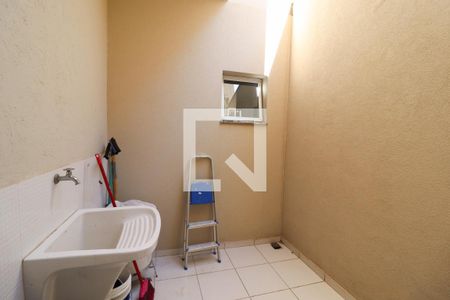 Casa à venda com 250m², 4 quartos e 4 vagas Casa à venda com 250m², 4 quartos e 4 vagasCozinha e Área de Serviço