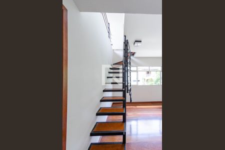 Escada de apartamento para alugar com 2 quartos, 123m² em Serra, Belo Horizonte