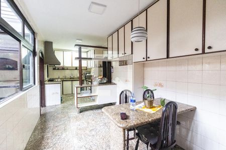 Casa de condomínio à venda com 400m², 4 quartos e 4 vagas Casa de condomínio à venda com 400m², 4 quartos e 4 vagasCozinha