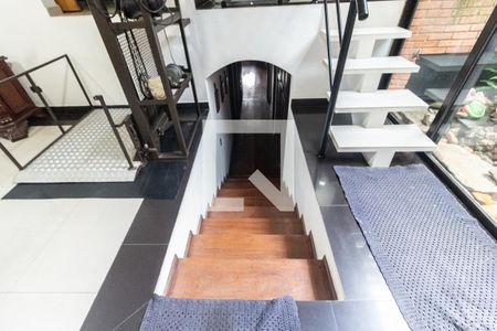 Casa de condomínio à venda com 400m², 4 quartos e 4 vagas Casa de condomínio à venda com 400m², 4 quartos e 4 vagasEscada