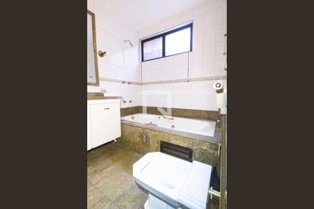 Casa de condomínio à venda com 400m², 4 quartos e 4 vagas Casa de condomínio à venda com 400m², 4 quartos e 4 vagasBanheiro