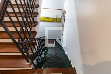 Casa à venda com 196m², 3 quartos e 3 vagas Casa à venda com 196m², 3 quartos e 3 vagasEscada