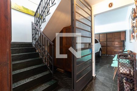 Casa à venda com 196m², 3 quartos e 3 vagas Casa à venda com 196m², 3 quartos e 3 vagasEscada