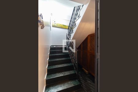 Casa à venda com 196m², 3 quartos e 3 vagas Casa à venda com 196m², 3 quartos e 3 vagasEscada