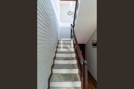 Escada de casa à venda com 3 quartos, 130m² em Santa Amelia , Belo Horizonte